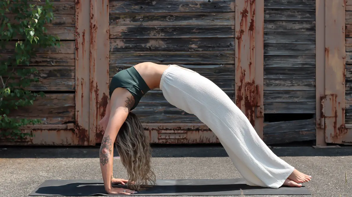 Krissi in einer Yoga-Haltung auf der Matte